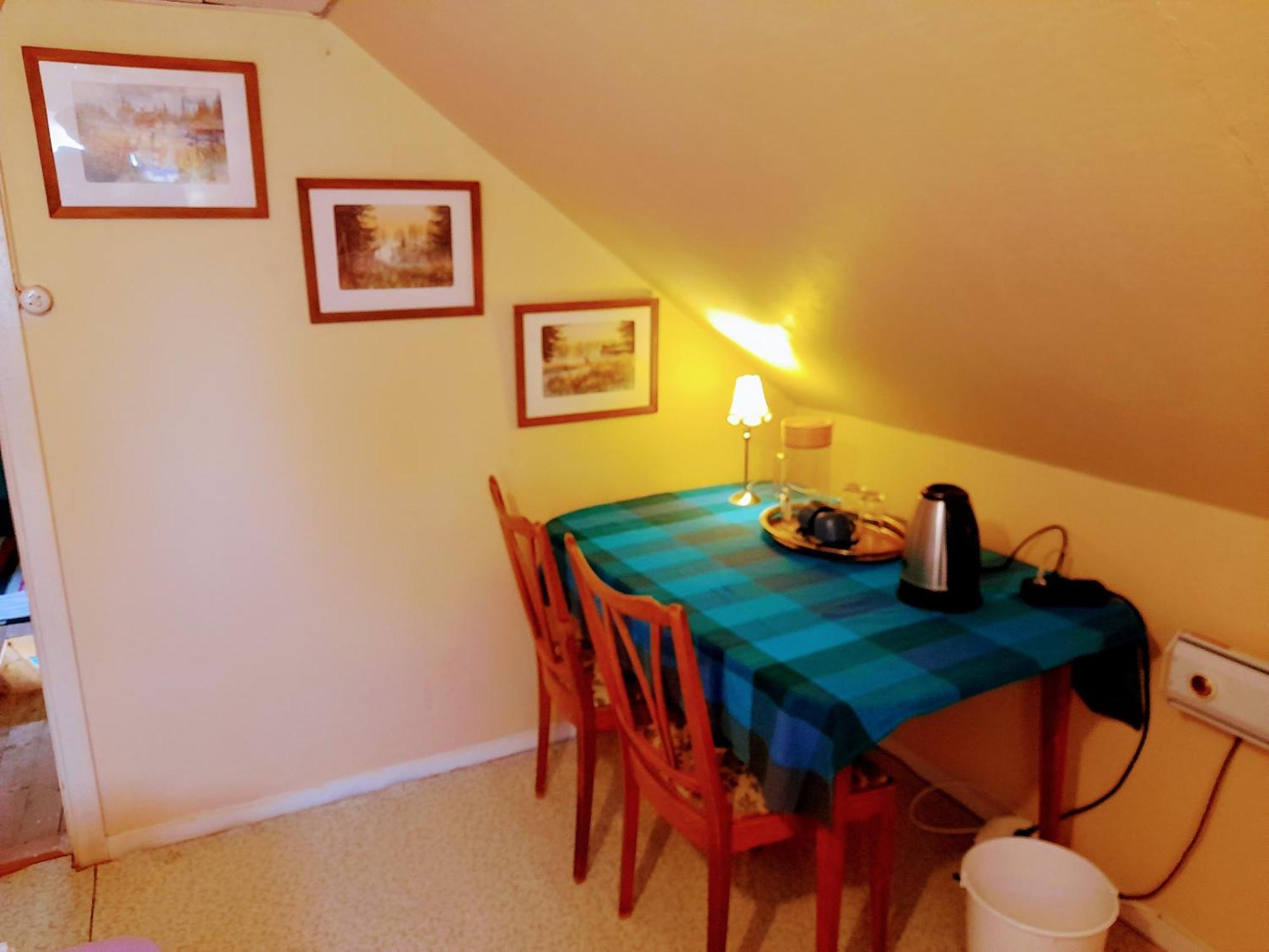 Small Bedroom, Outside Toilet, Shower Kitchen, 120 M From Sandbach Homestay *